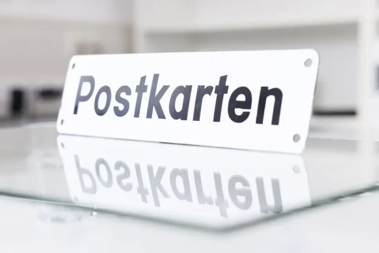 Schild mit der Aufschrift „Postkarten“